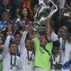 Iker Casillas a primit trofeul Ligii Campionilor de la Michel Platini